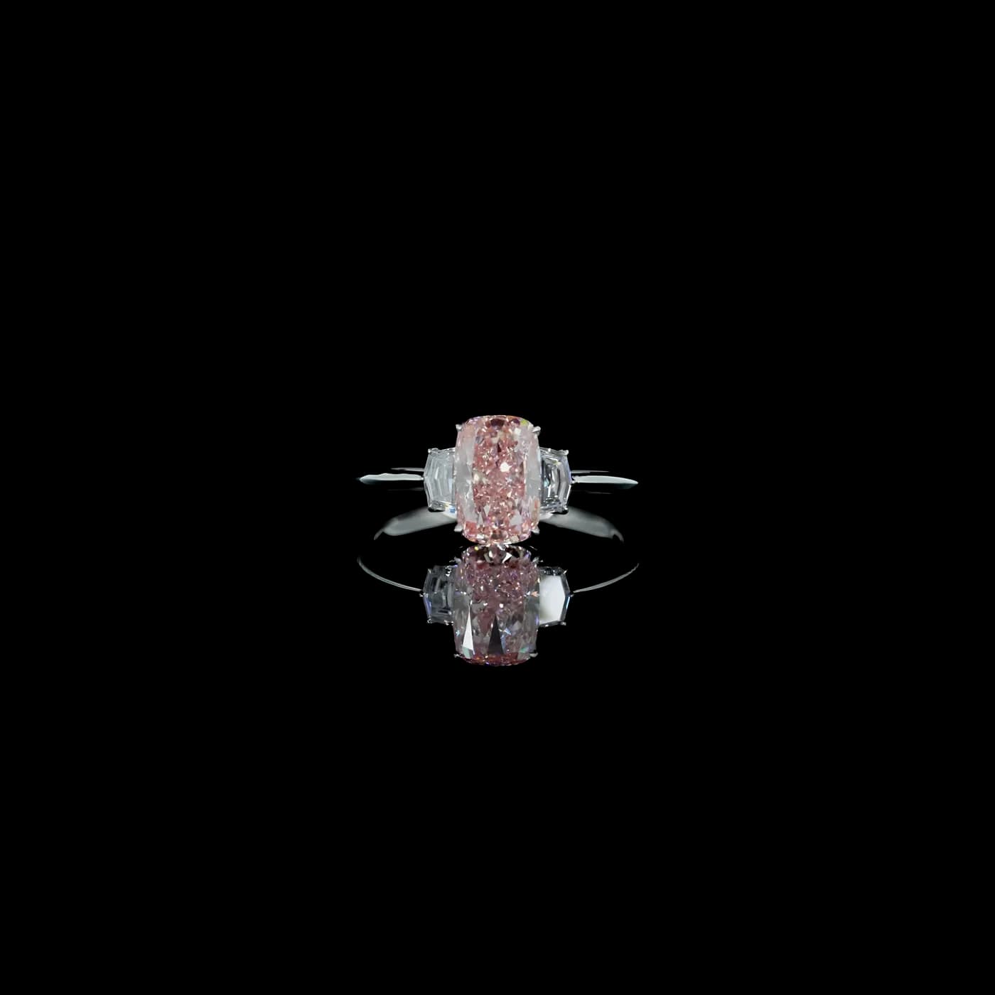 Bague avec pierre latérale en diamant rose (D106)