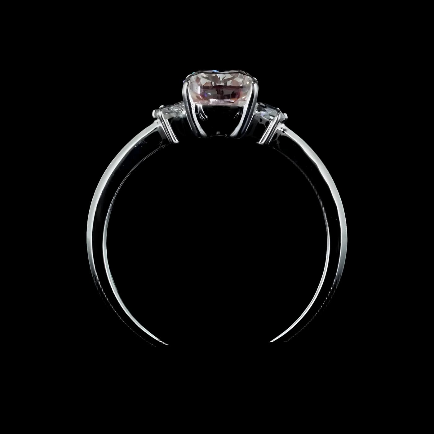 Bague avec pierre latérale en diamant rose (D106)