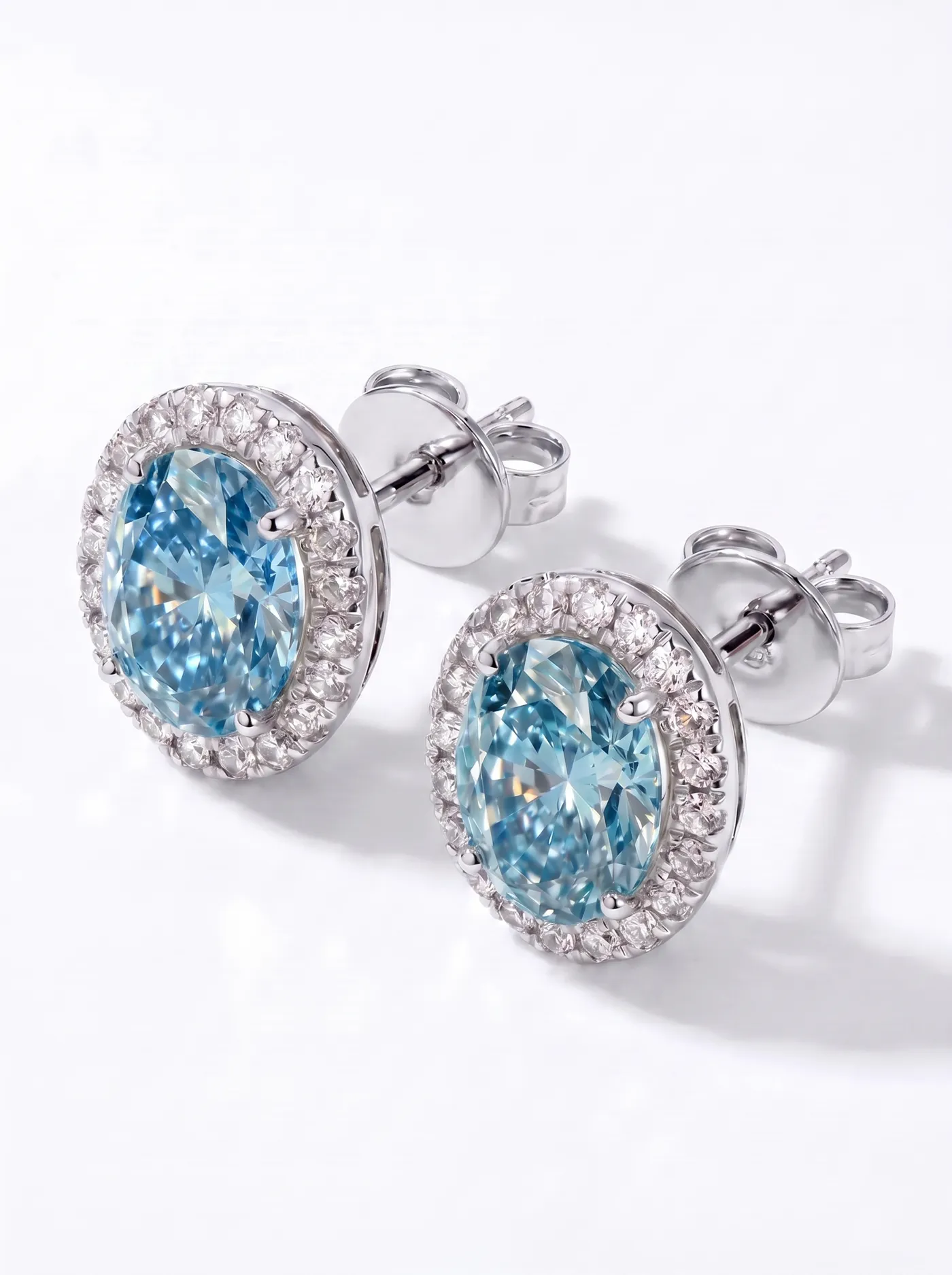 Boucles d'oreilles puces halo diamant bleu (D42)