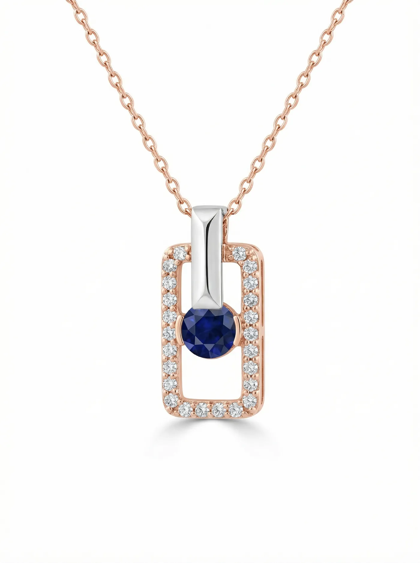 Collier en or est orné d'un diamant
