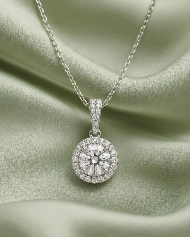 Pendentif halo en diamant sur un satin vert sauge
