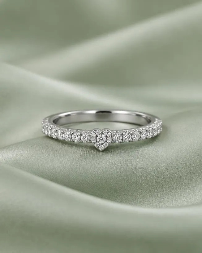 Alliance sertie de diamants sur un satin vert sauge