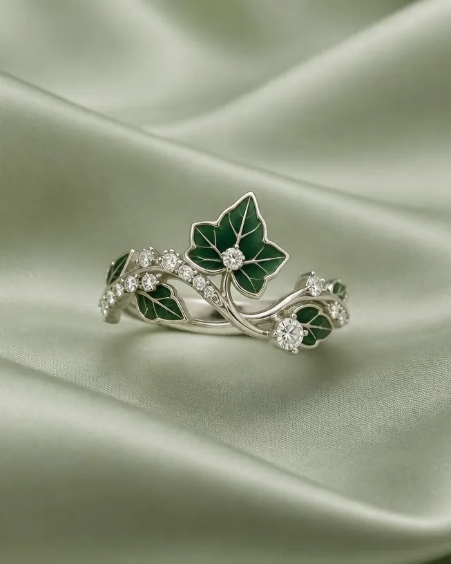 Bague feuillage émaillée de vert sur un satin vert sauge