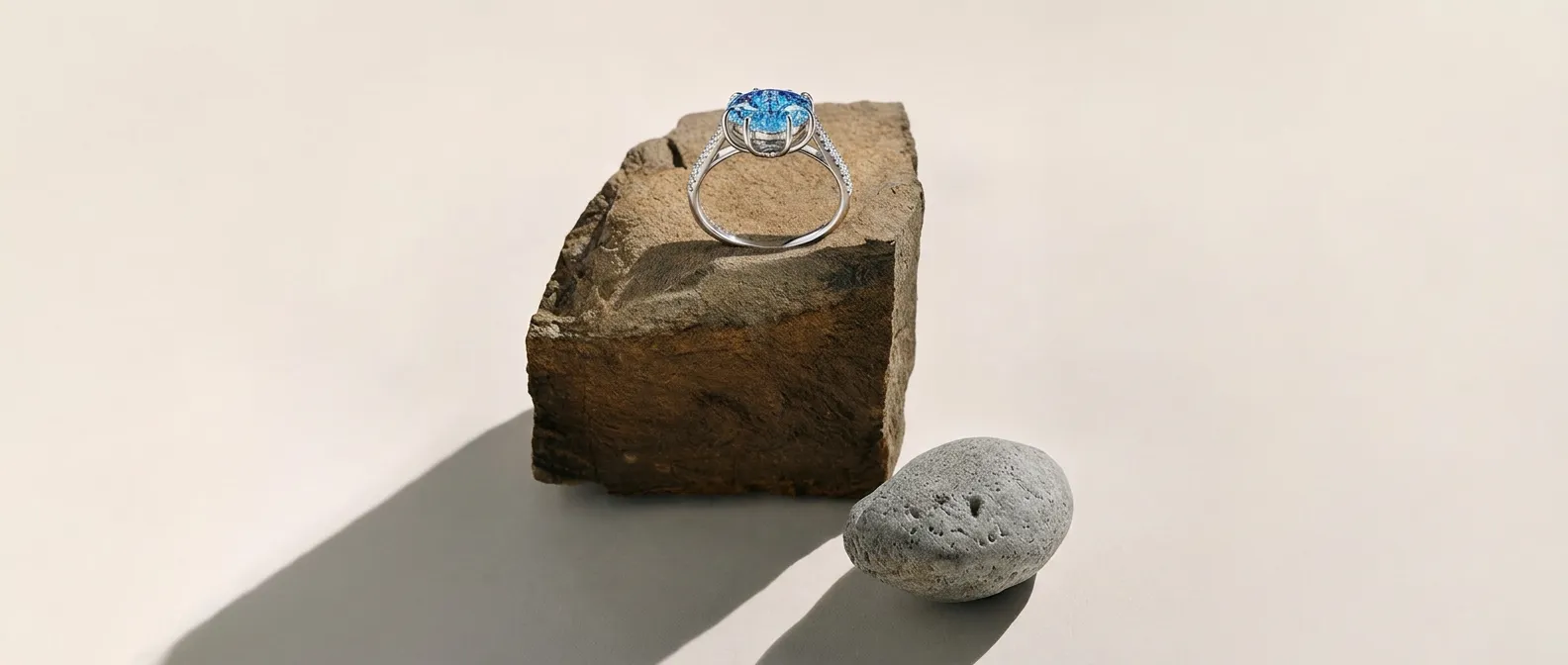 Bague en diamant bleu posée sur une pierre brute