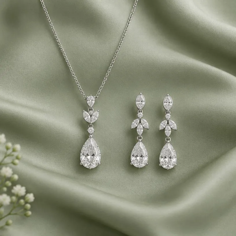 Collier et boucles d’oreilles en diamants taille poire sur une soie vert tendre