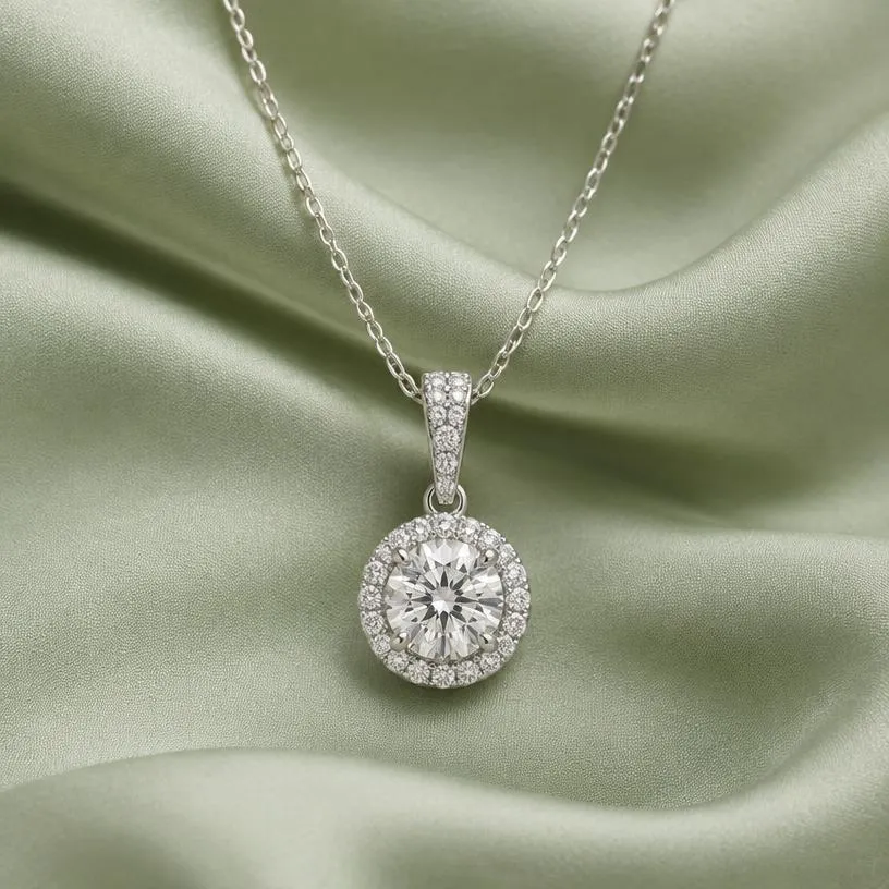 Pendentif halo en diamant sur une soie vert tendre