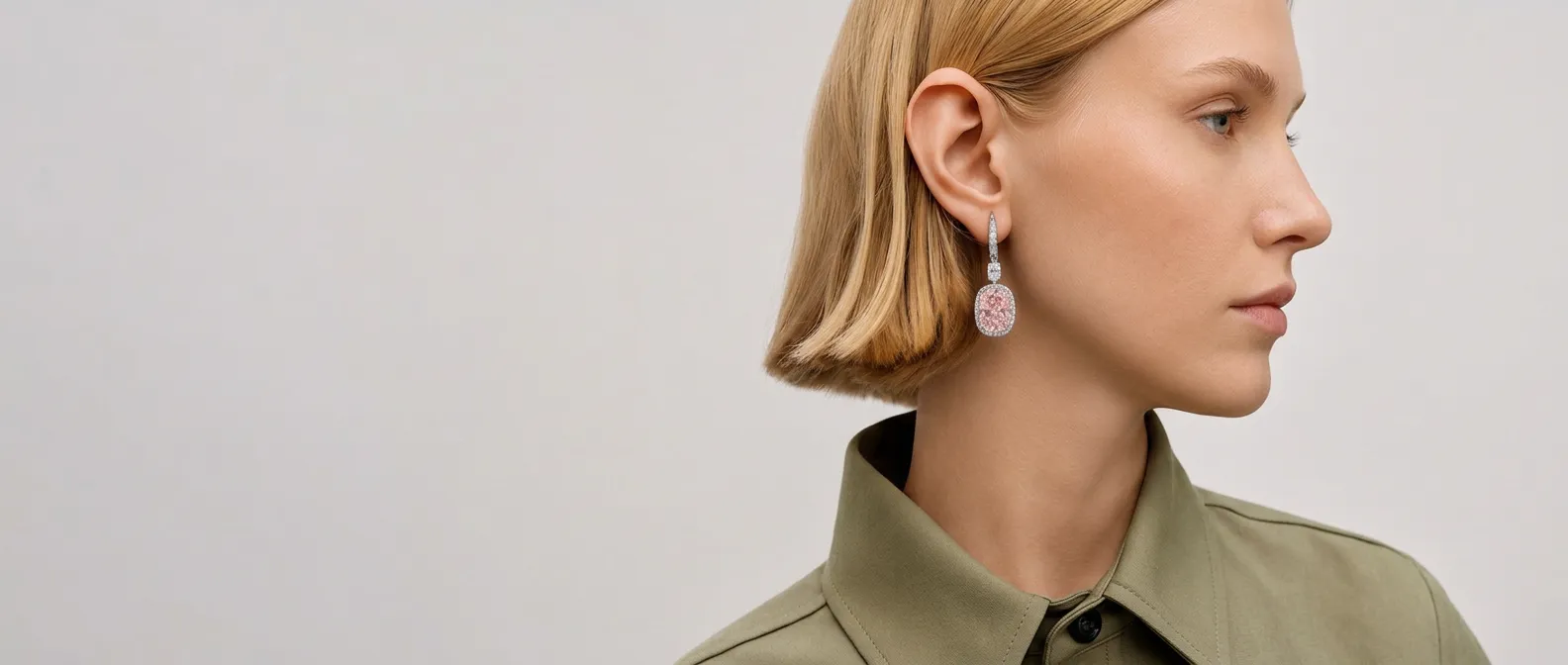 Boucle d’oreille en diamant portée, de profil